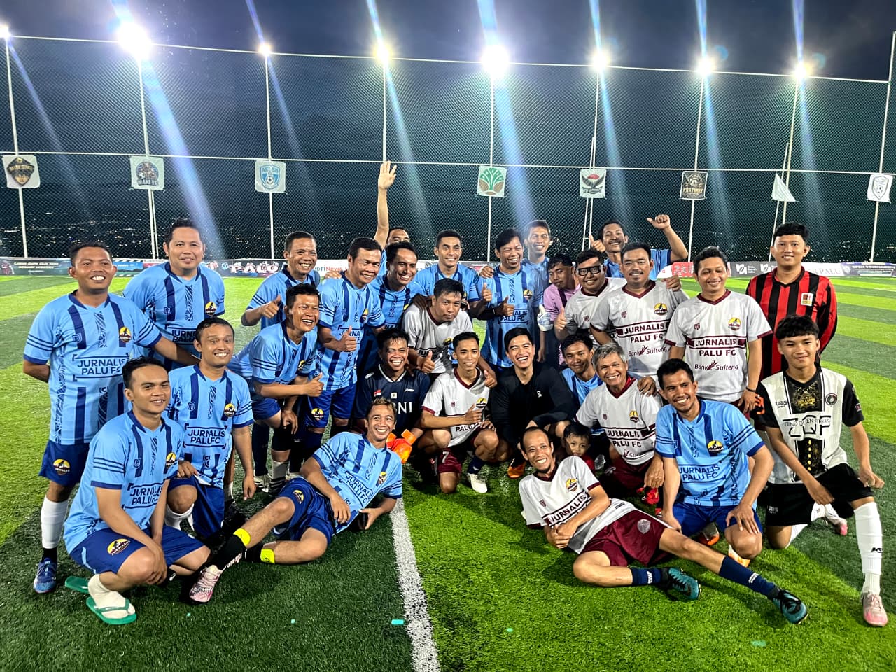 Kaesang Pangarep berfoto bersama Tim Jurnalis Palu FC sesaat sebelum laga silaturahmi mini soccer dimulai di Pintu Palu Arena