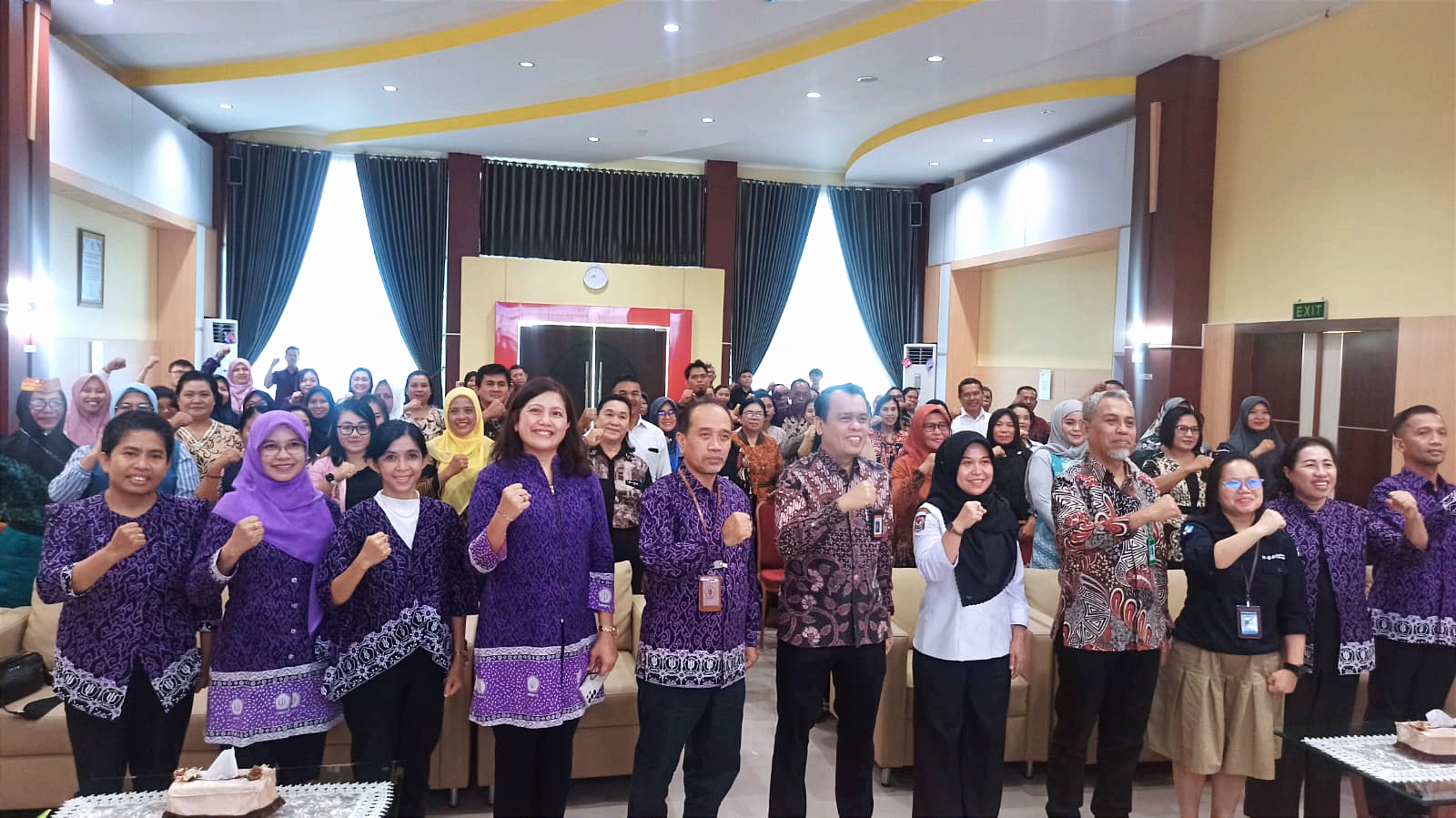HIMPSI bersama bersama Direktorat PKPLK dan para peserta berfoto bersama usai pembukaan Program Dukungan Psikososial di Aula BPMP Sulteng.