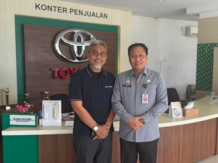 Kepala Kanwil Kemenkum Sulteng Rakhmat Renaldy berbincang dengan Branch Manager Kalla Toyota Palu Abd. Wahab Ramli terkait penguatan kepatuhan jaminan fidusia.
