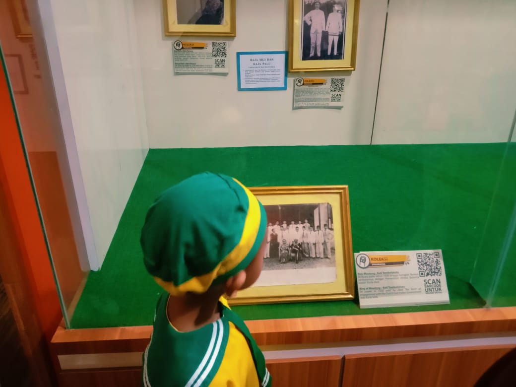 BELAJAR SEJARAH: Salah satu anak didik TK Aisyiyah 4 Palu memperhatikan foto bersejarah di Museum Sulteng.
