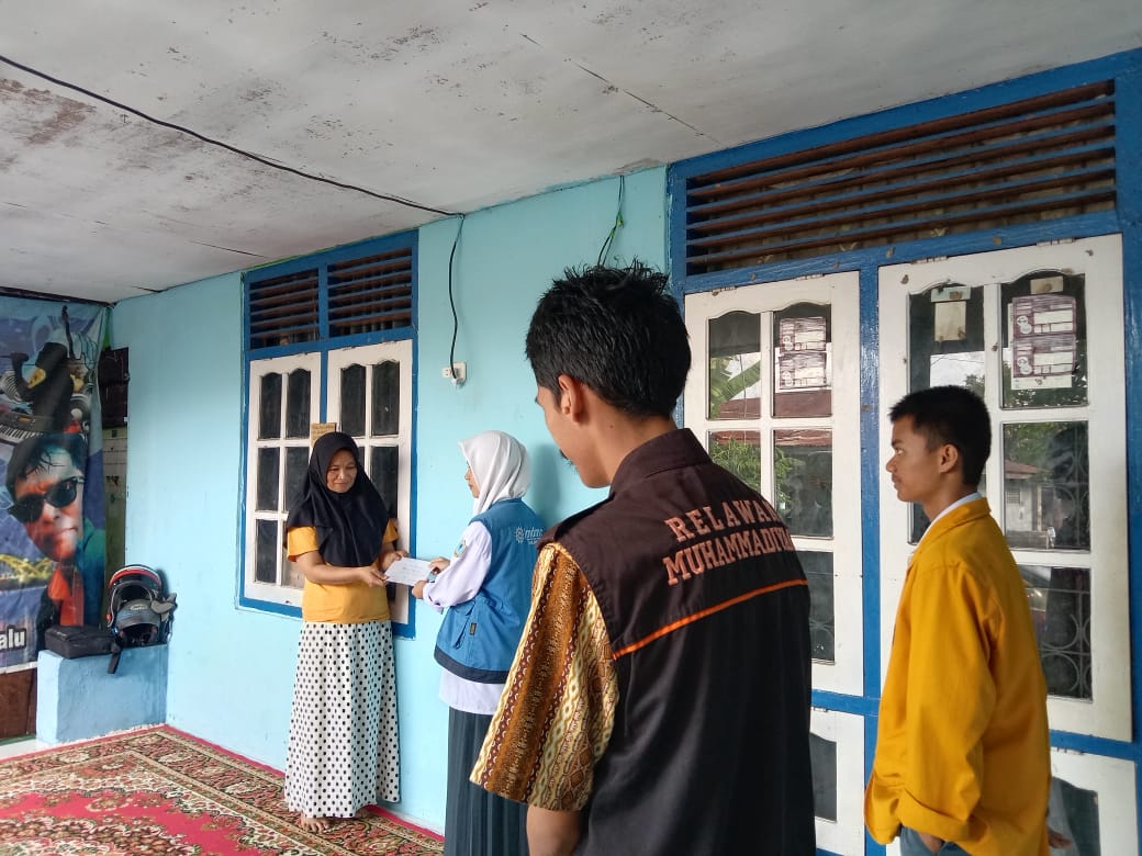 SERAHKAN BANTUAN: Perwakilan dari SMK Muhammadiyah 1 Palu dan Lembaga Amil Zakat Infaq dan Sedekah Muhammadiyah, menyerahkan bantuan.