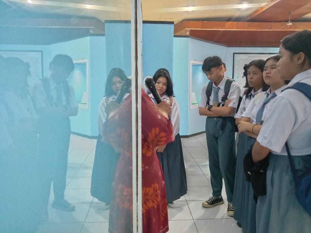 SERIUS: Rombongan siswa SMA Imanuel serius menyimak penjelasan dari guide Museum Sulteng.