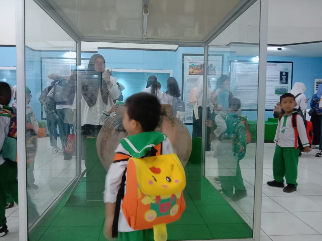 ARKEOLOGIKA : Pengunjung dari berbagai jenjang usia, dariTK hingga mahasiswamemadati ruang Pameran Arkeologika di Museum Sulawesi Tengah. Mereka mengamati koleksi purbakala yang dipajang khusus.
