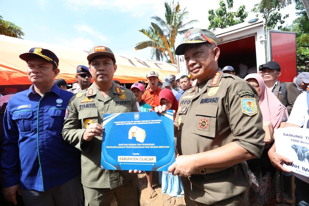 BANTUAN : Mendagri Tito Karnavian menyerahkan bantuan tenda kepada Bupati Cilacap Syamsul Auliya Rachman, Rabu (19/11/2025).(FOTO: ISTIMEWA/RADAR PALU).