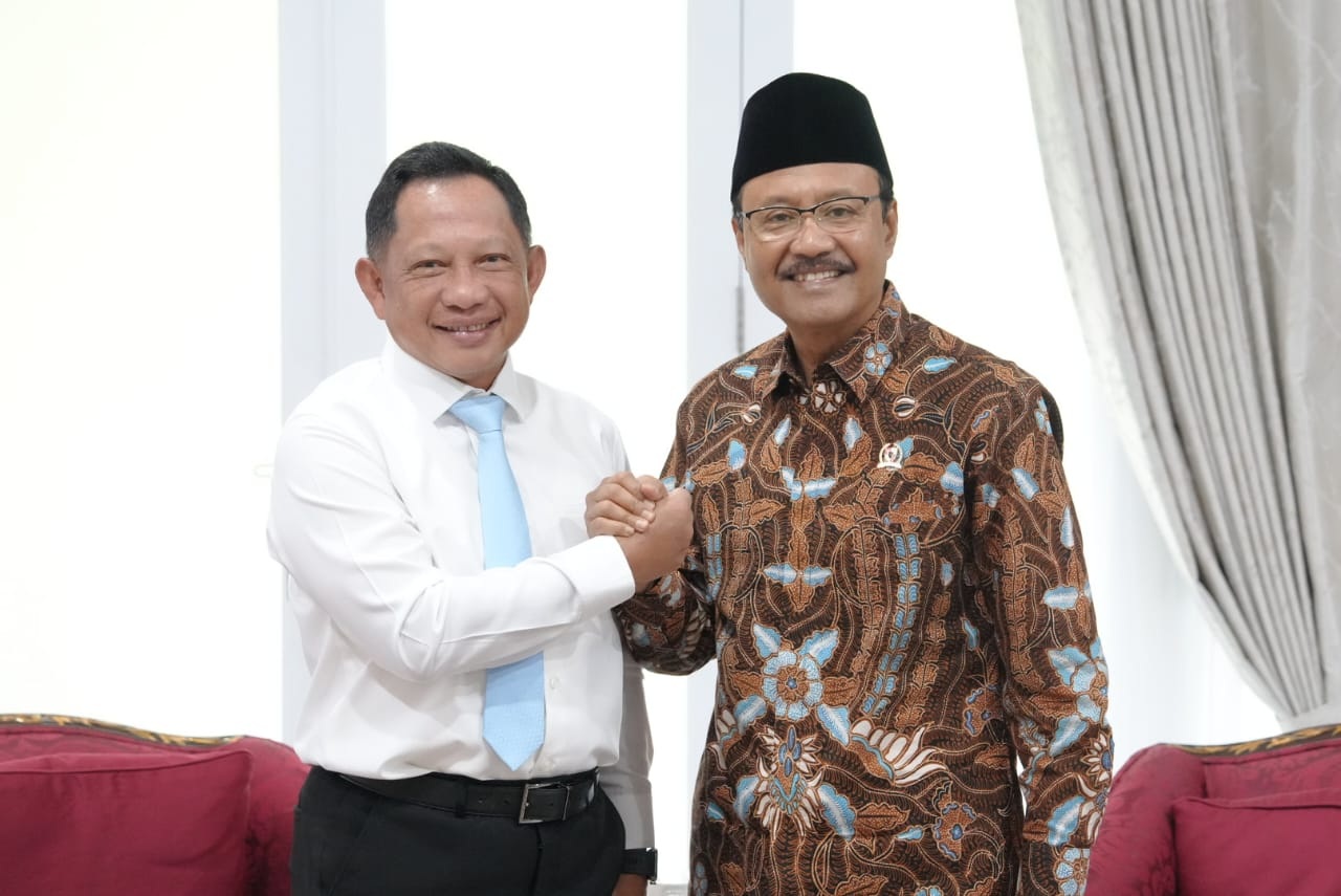 LAYANAN : Mendagri Tito Karnavian (kiri), bersama Mensos Saifullah Yusuf membahas layanan kesejahteraan sosial.(FOTO: ISTIMEWA/RADAR PALU).