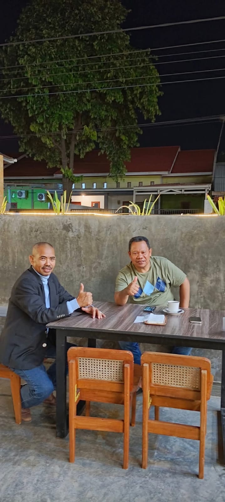 BERSAMA KLIEN : Advokat Jamrin Zainas (kiri), bersama kliennya mantan Bupati Morut Asrar Abd Samad.(FOTO: ISTIMEWA/RADAR PALU).