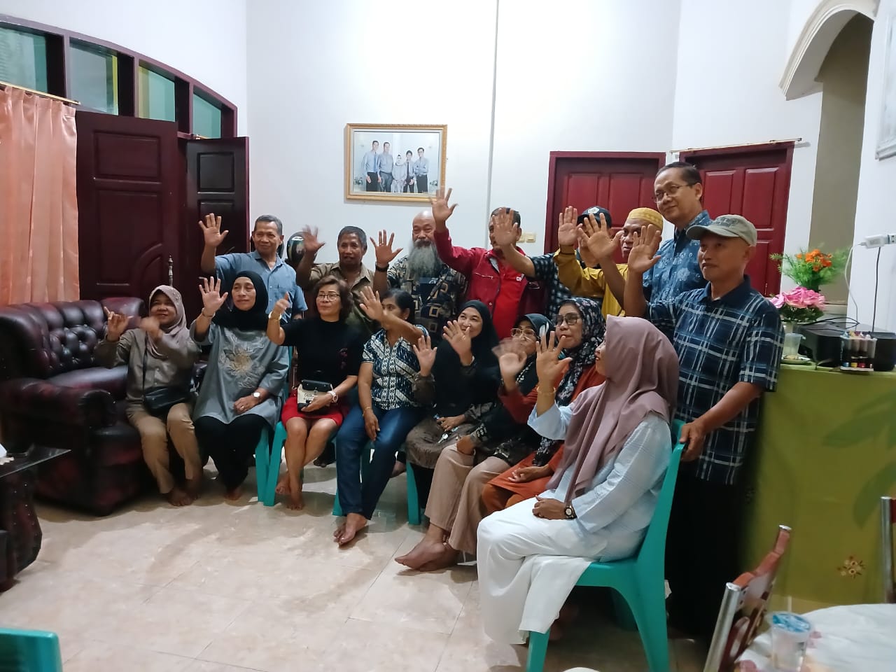 RAPAT : Pantia reuni alumni SMA Negri 1 Tolitoli angkatan 1985, menggelar rapat di Tolitoli.(FOTO: ISTIMEWA/RADAR PALU).