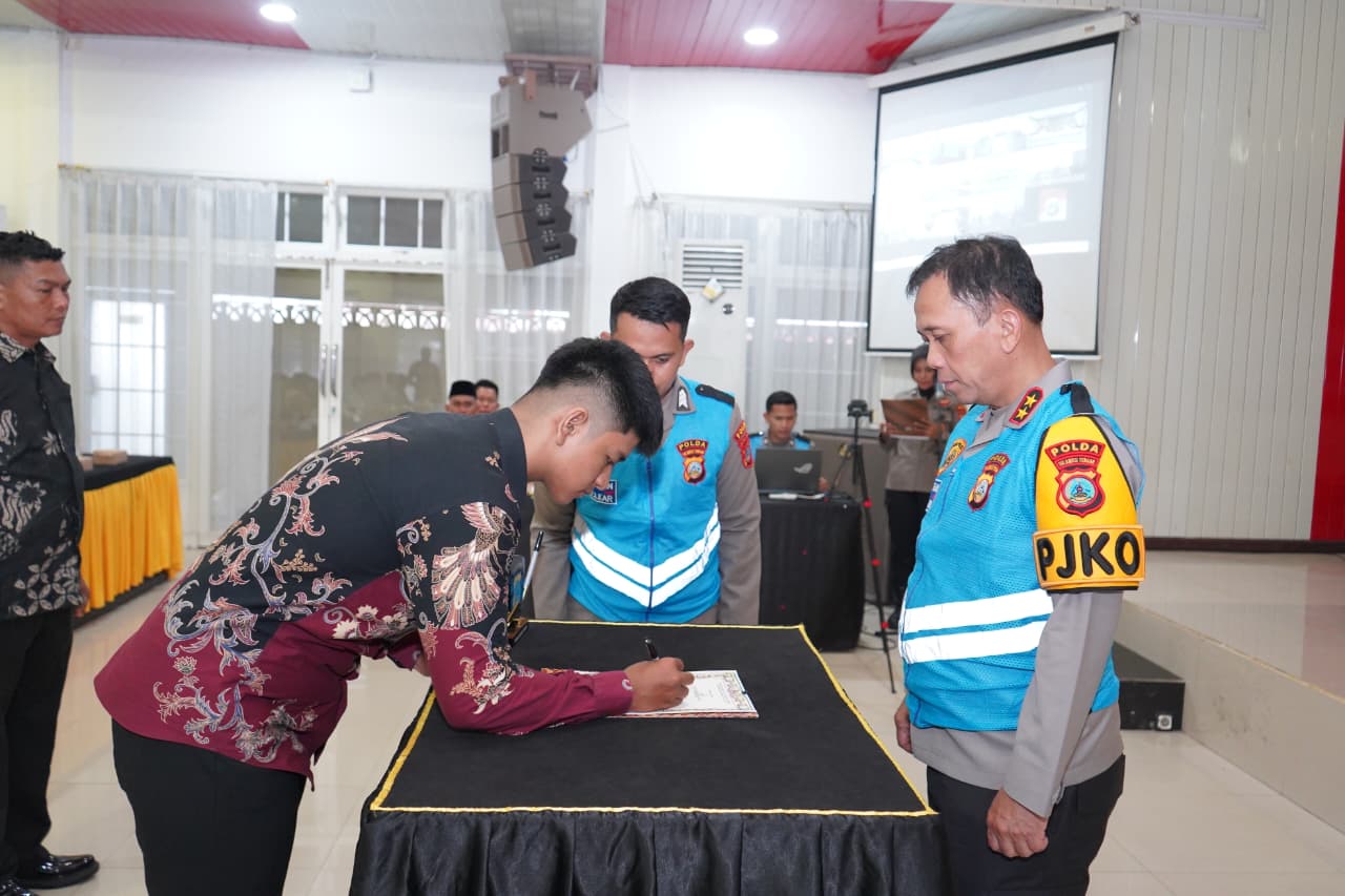 Kapolda Sulteng Irjen Pol Endi Sutendi memimpin penandatanganan pakta integritas rekrutmen Bintara Brimob 2026 di Aula Torabelo Polresta Palu.