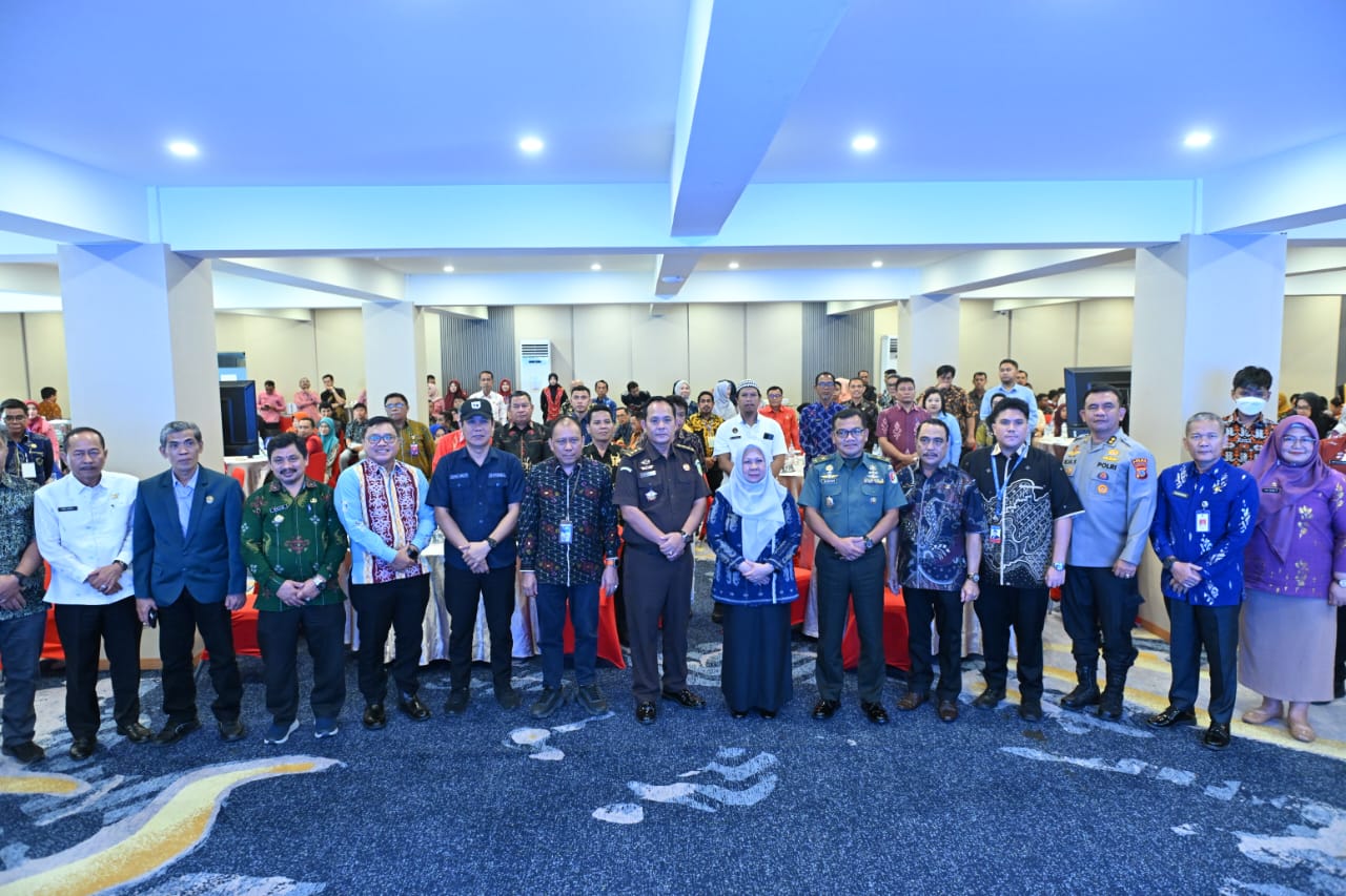 Wagub Sulteng dr. Reny A. Lamadjido membuka Rakor Penyelarasan Program Sekolah Rakyat dan DTSEN di Palu.