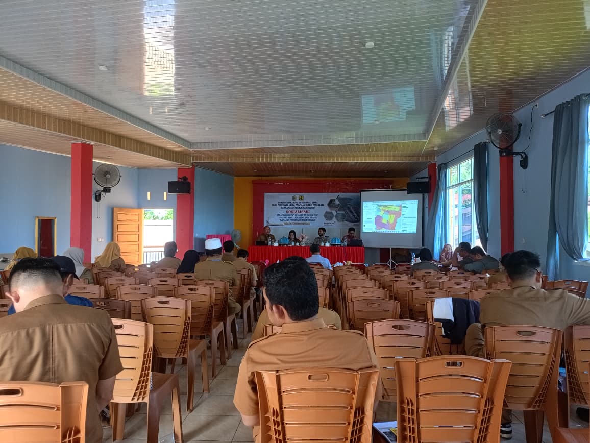 SOSIALISASI : Dinas PUPRPKP Kabupaten Morut, menggelar sosialisasi Perbup RDTR Kawasan Perkotaan Kolonodale, Selasa (18/11/2025).(FOTO: ILHAM NUSI/RADAR PALU).
