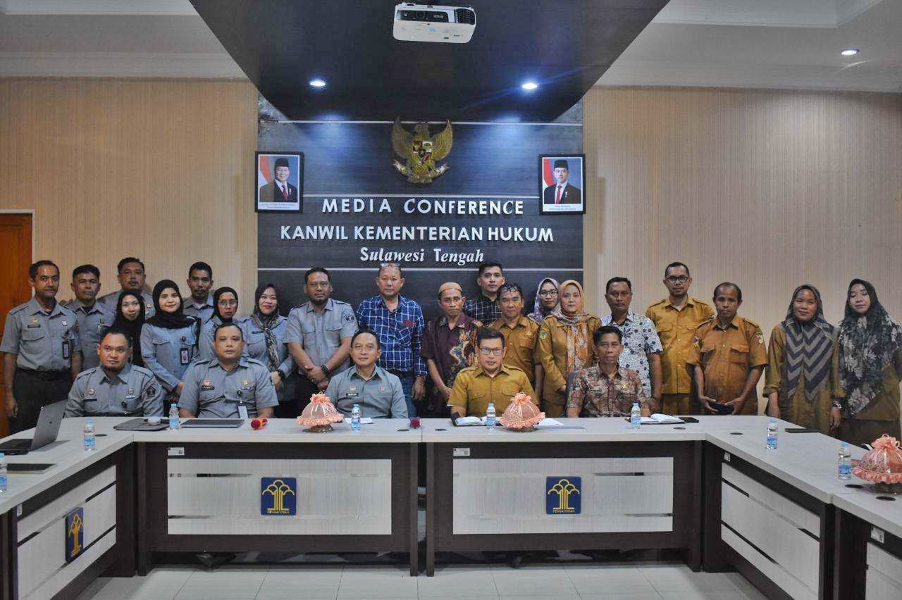 MEMBAHAS : Foto bersama usai membahas Ranperbub Touna, Rabu (19/11/2025). (FOTO: HERIYANTO LIMAHU/RADAR PALU).