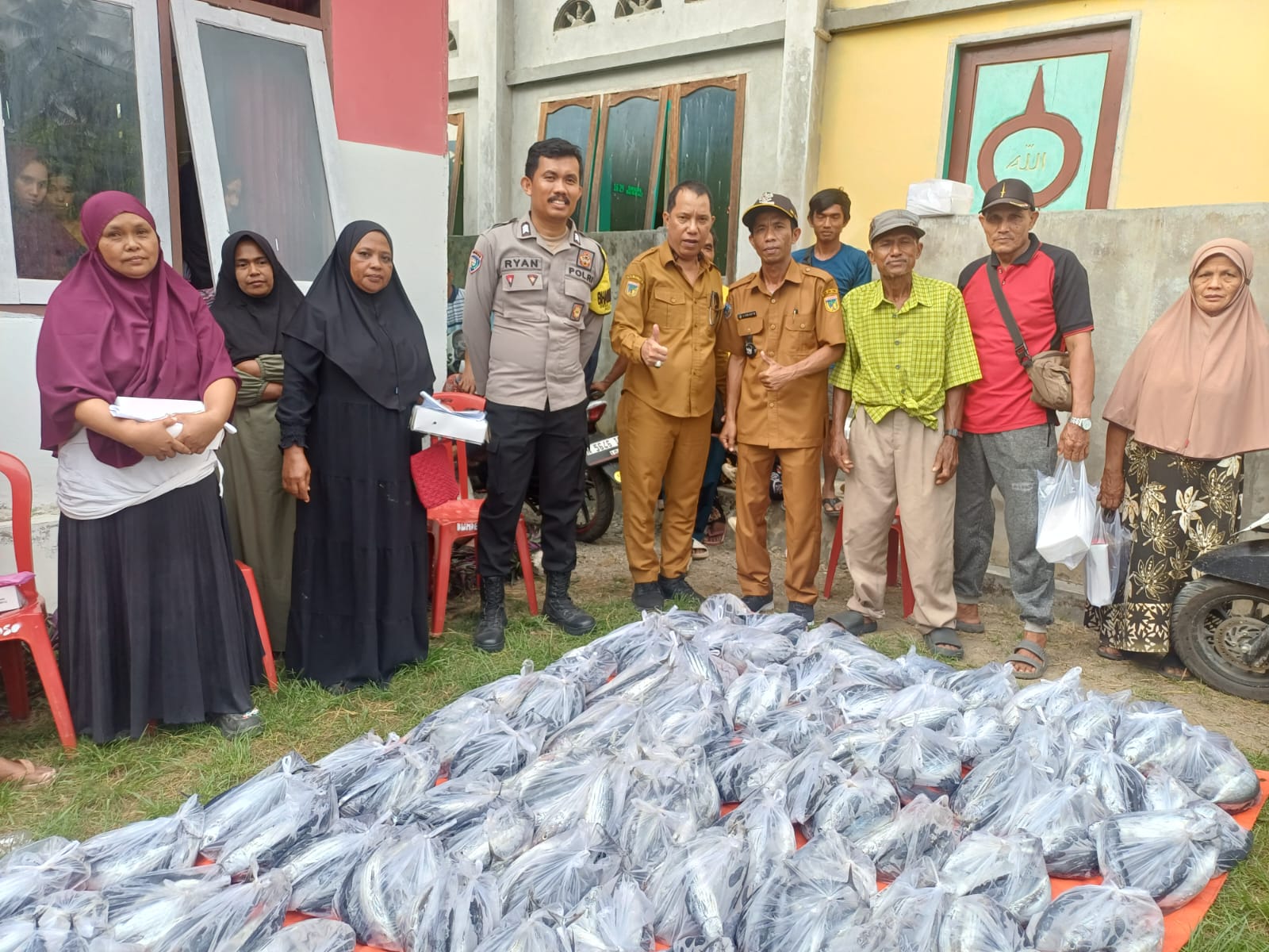 BAGIKAN : Bahan baku ikan segar yang dibagikan untuk masyarakat desa Bale dan Labuan Toposo, Selasa (18/11/25).(FOTO: ISTIMEWA/RADAR PALU).
