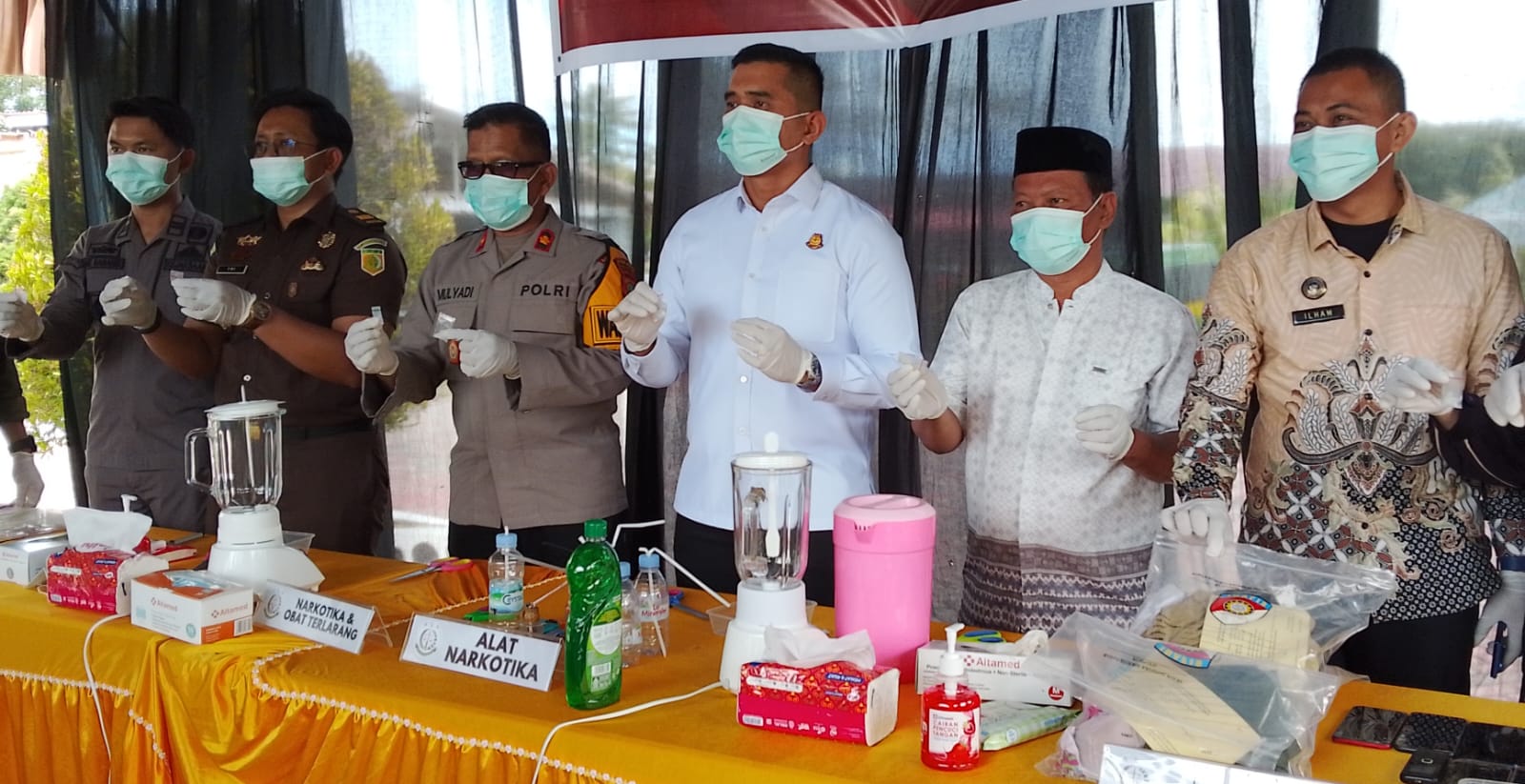 MUSNAHKAN : Kejari Touna melakukan pemusnahan barang bukti perkara tindak pidana umum yang telah berkekuatan hukum, Kamis (20/11/2025).(FOTO: HERIYANTO LIMAHU/RADAR PALU).