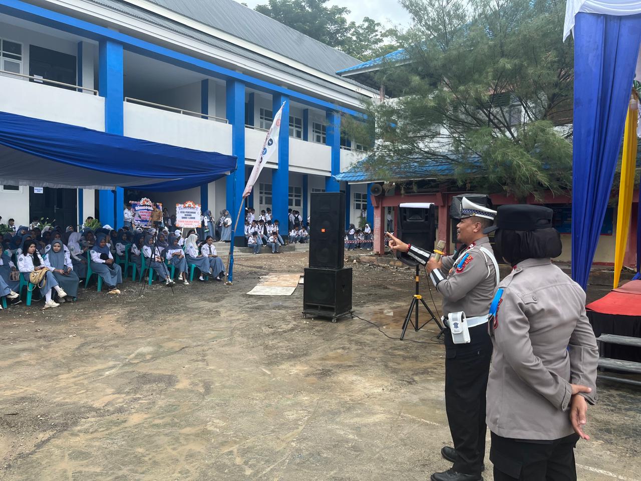 OPERASI : Kanit Kamsel Satlantas Polres Banggai, Aiptu Saripudin, ditengah pelaksanaan Operasi Zebra 2025 di SMK Negeri 1 Luwuk, Selasa (18/11/2025).(FOTO: NENDRA PRASETYA/RADAR PALU).