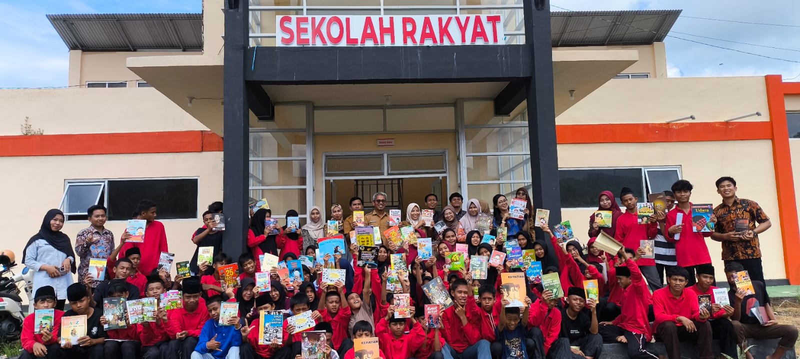 ANTUSIAS : Siswa menyambut antusias perpustakaan keliling di Touna.(FOTO: HERIYANTO LIMAHU/RADAR PALU).