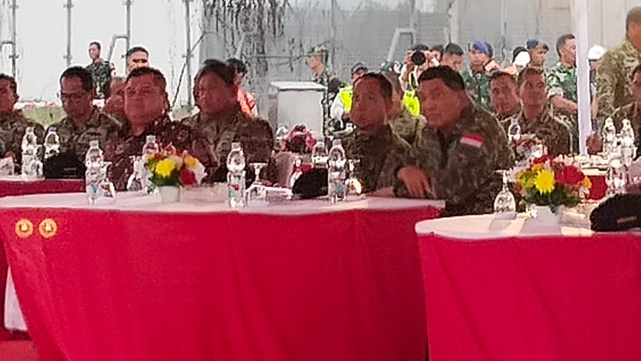 MENINJAU : Menhan Sjafrie Syamsudin dan Panglima TNI Agus Subiyanto, saat meninjau di Morowali, Rabu (19/11/2025).(FOTO: SUPRIYONO/RADAR PALU).