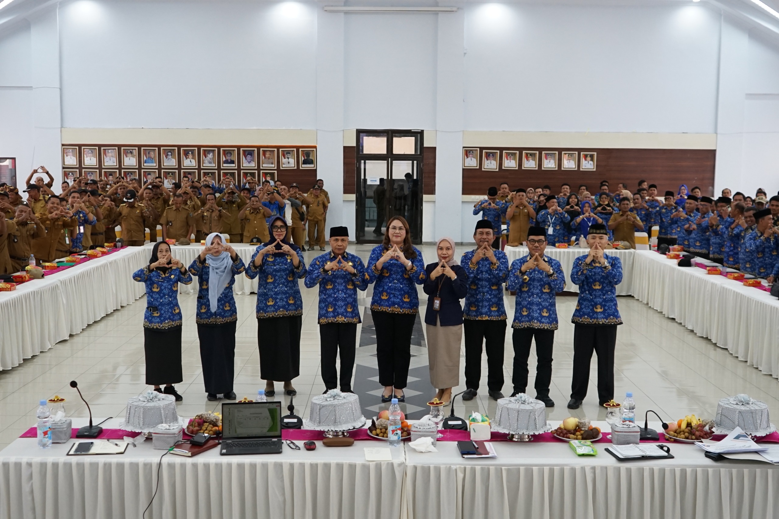 SOSIALISASIKAN : Bupati Donggala, Vera Elena Laruni saat memberikan sambutan dalam sosialisasi bimbingan teknis DTSEN di ruang kasiromu, Senin (17/11/25).(FOTO: UJANG SUGANDA/RADAR PALU).