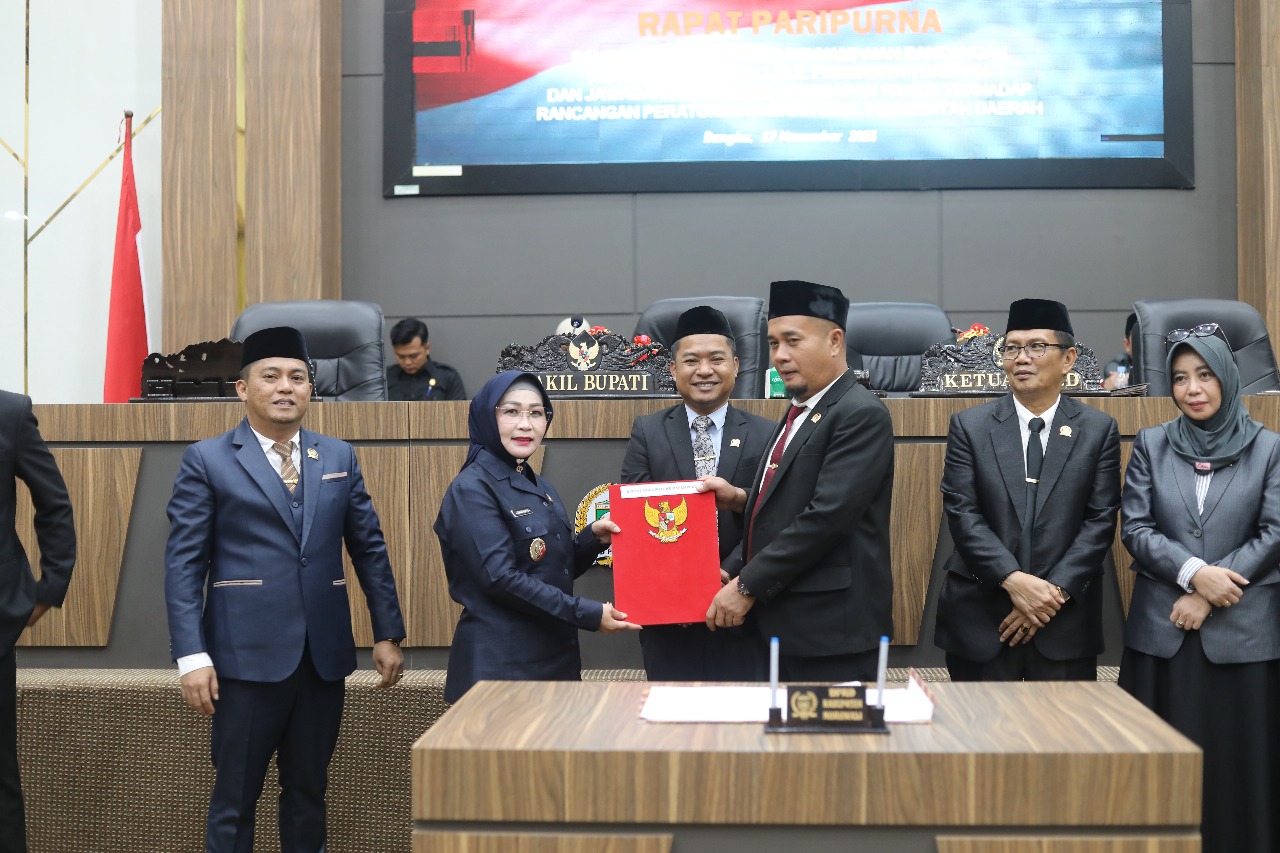 JAWABAN : Wabup Morowali, Iriane Iliyas, menyampaikan jawaban atas pemandangan umum fraksi-fraksi DPRD Morowali, Senin (17/11/2025).(FOTO : SUPRIYONO/RADAR PALU).