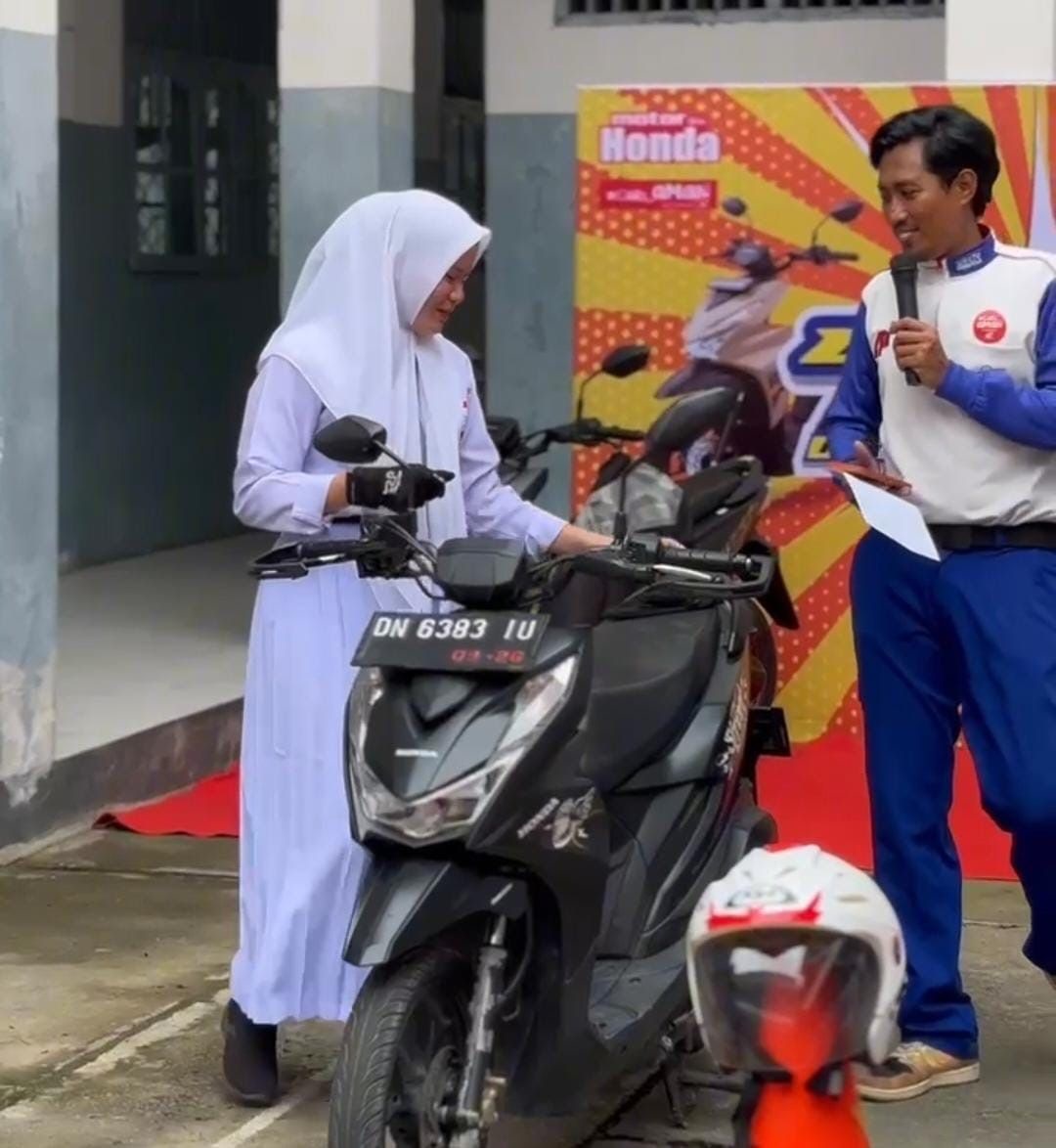 BERKENDARA AMAN : Instruktur safety riding Honda saat memberikan edukasi cara berkendara aman bagi perempuan.