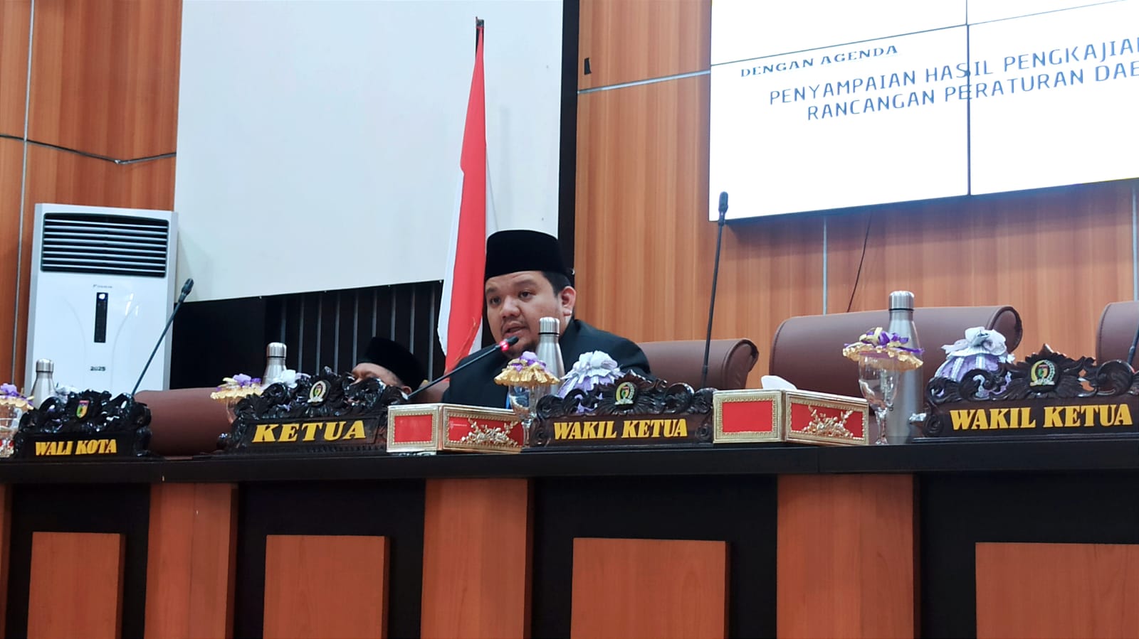 Ketua DPRD Kota Palu, Rico Djanggola, memimpin Rapat Paripurna penyampaian hasil pengkajian dua ranperda tentang perlindungan petambak garam dan pelestarian tenun lokal di ruang sidang utama DPRD Palu