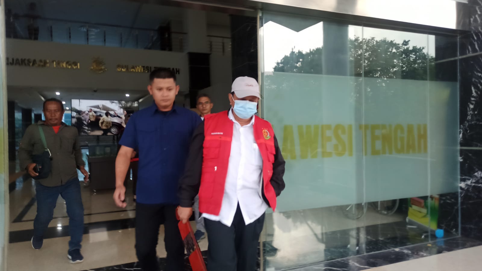 Tiga tersangka kasus dugaan korupsi proyek jalan Parigi Moutong saat digiring menuju mobil tahanan Kejati Sulteng, Kamis (20/11).