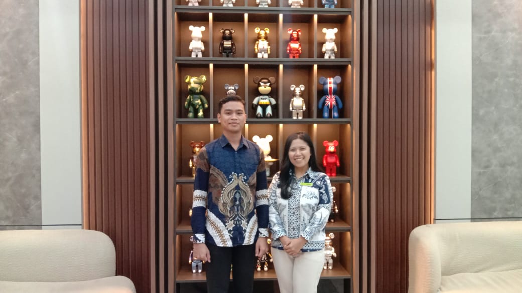 LAYANAN MAKSIMAL : Marketing Communication, Fatur dan Sales Eksekutif Hotel Khas Palu, Maria berfoto di depan ikon menarik di hotel Khas Palu, pada Kamis (20/11/2025).