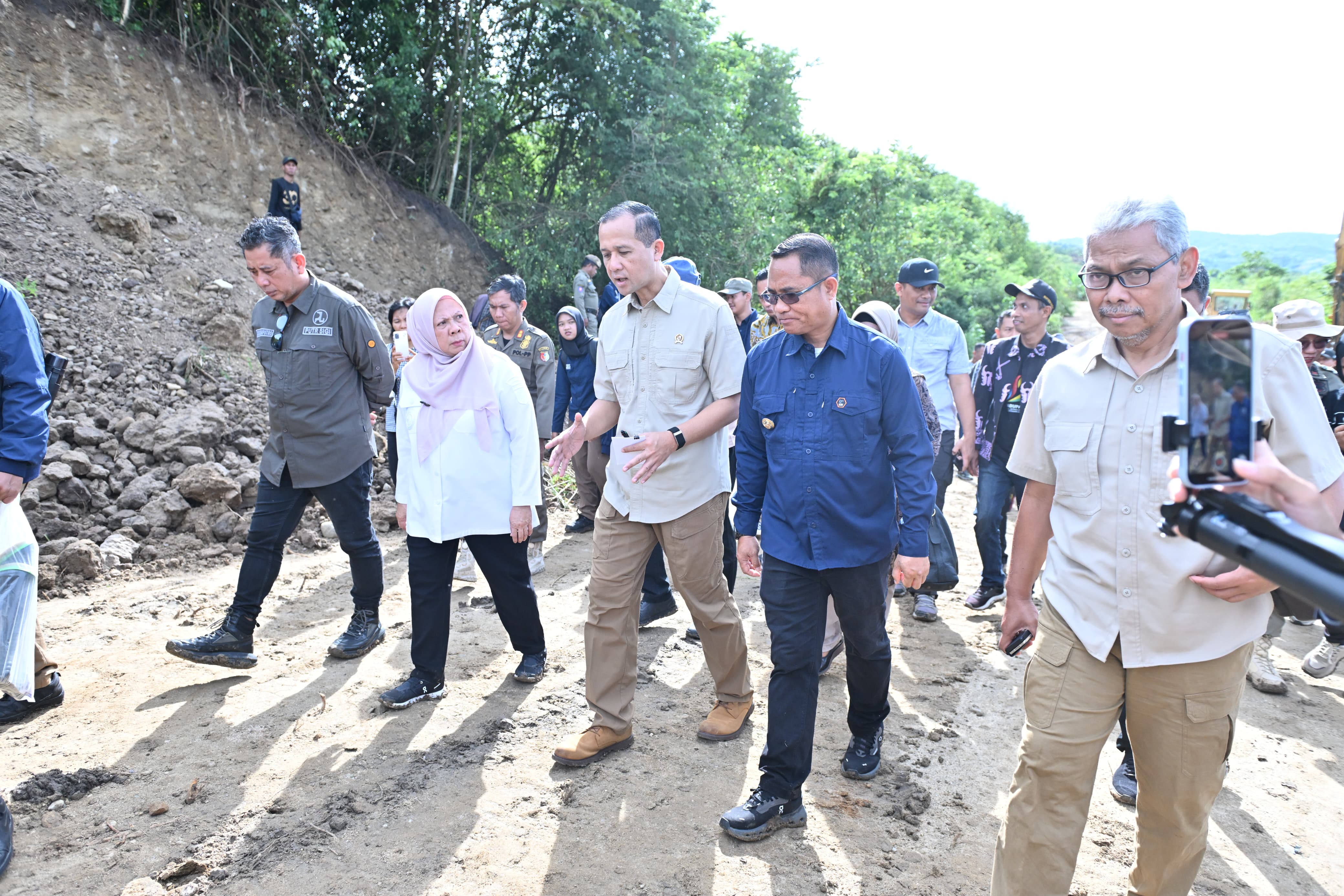 Menteri Transmigrasi Iftitah bersama Wakil Gubernur Sulteng dan Wakil Bupati Sigi meninjau lokasi pembangunan Kampus Patriot di Desa Sidera.