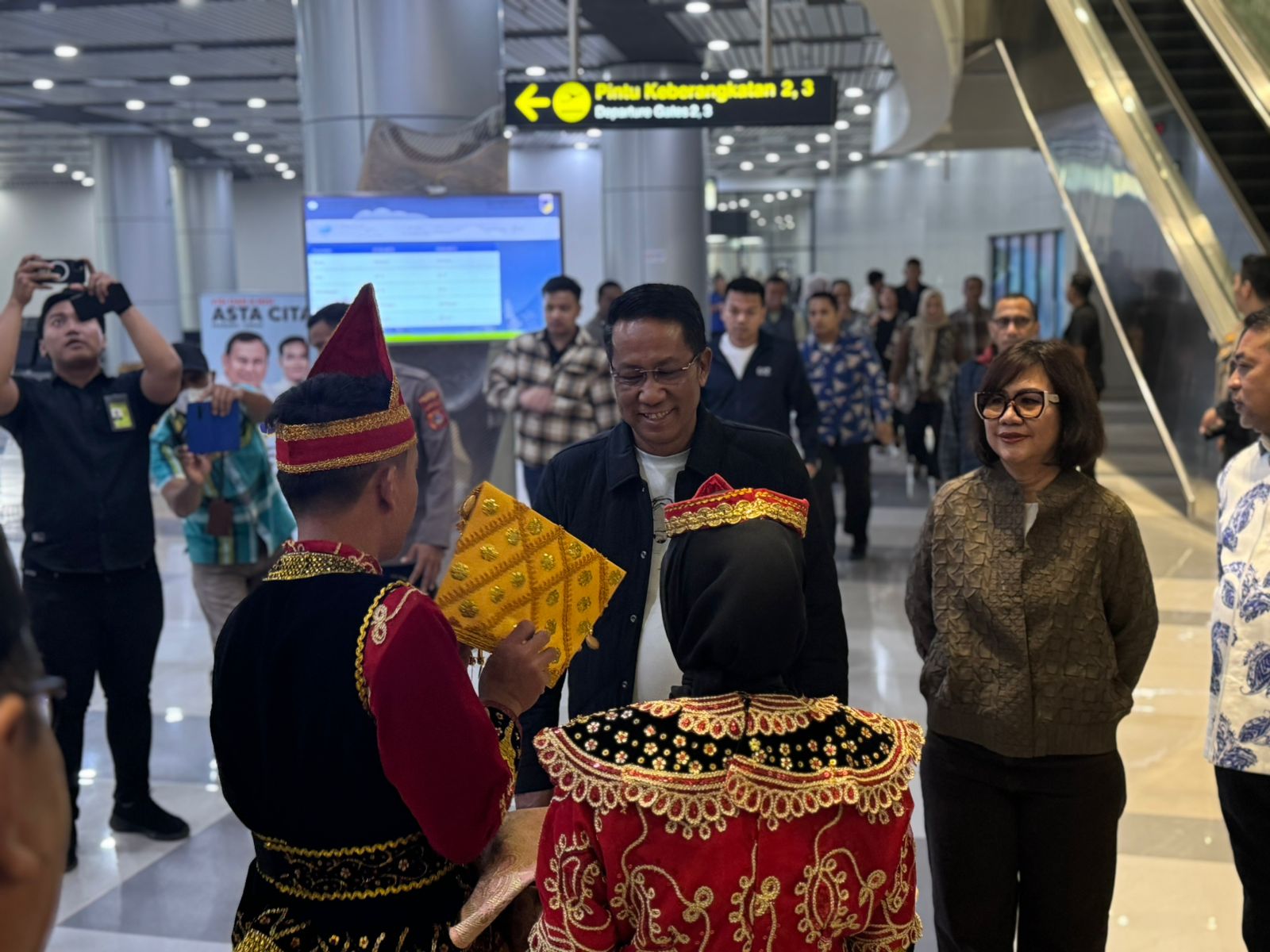 Menteri Hukum Supratman Andi Agtas tiba di Bandara Mutiara SIS Al-Jufrie Palu dan disambut Forkopimda serta jajaran Kemenkum Sulteng.