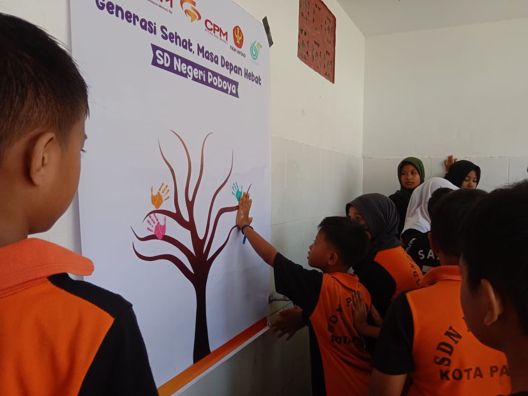 CAP TANGAN: Para siswa tampak antuasias melakukan cap tangan menggunakan cat air. Setelah ini, siswa mempraktekan cuci tangan pakai sabun (CTPS), yang menjadi bagian dari PHBS.