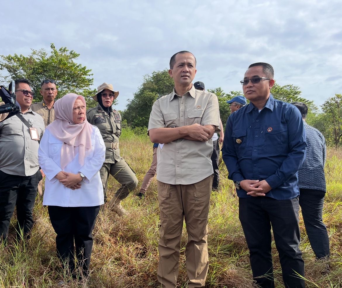 Menteri Transmigrasi RI, Muhammad Iftitah Sulaiman Suryanagara (tengah) saat meninjau lokasi rencana pembangunan Mes Patriot di Kabupaten Sigi