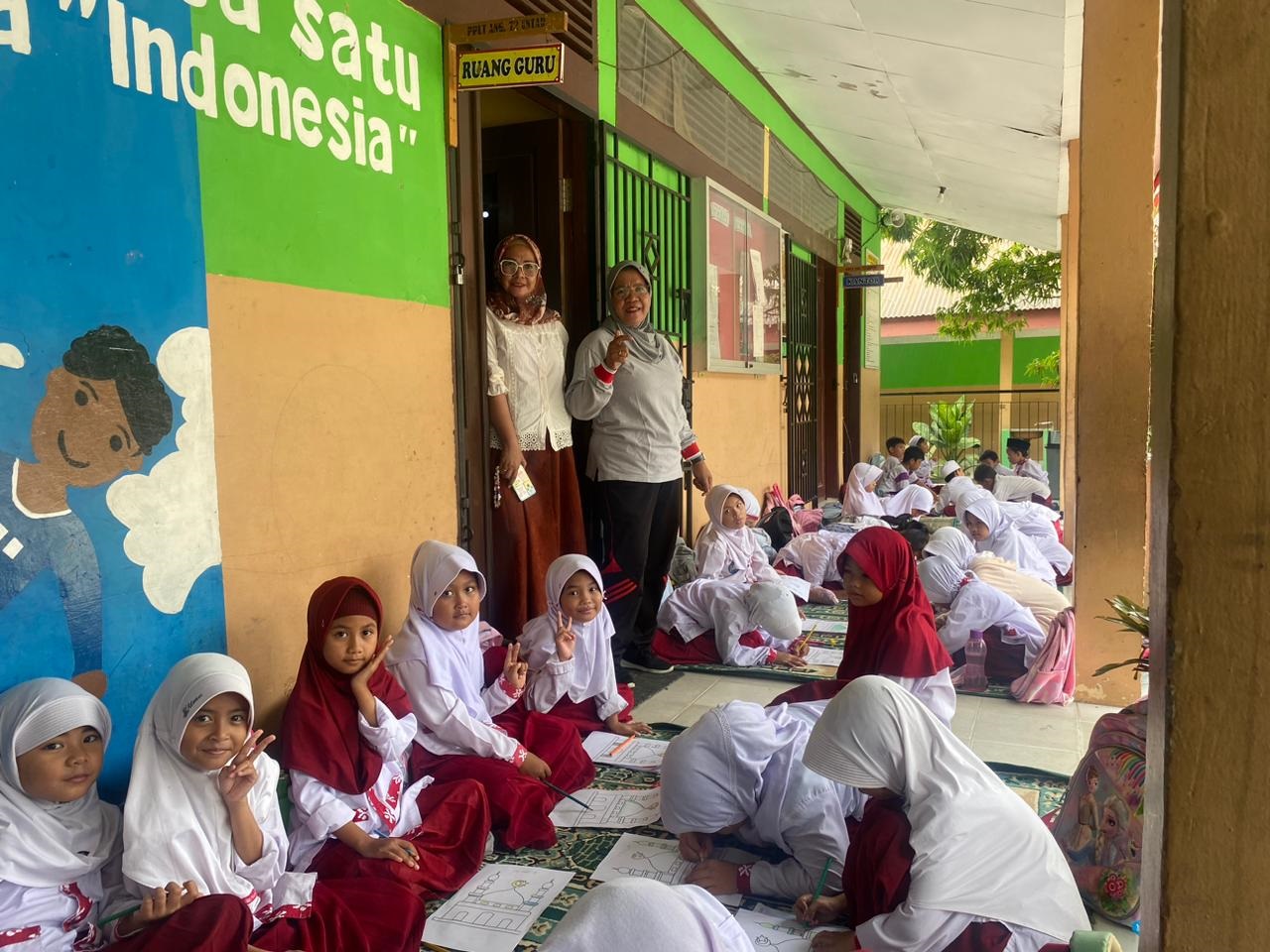 BERSAMA SISWA: Siswa SDN 23 Palu saat mengikuti program Imtak pada Jumat (21/11/2025). Turut serta Plt Kepala SDN 23 Palu, Sri Handayani yang berbaur besama guru dan siswanya.
