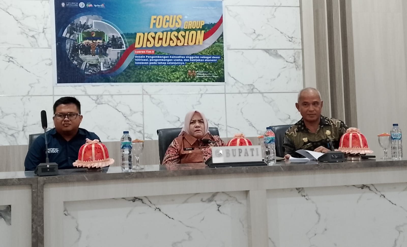 EKSPEDISI : Wabup Touna, Hj. Surya Lapasiri, membuka FGD Ekspedisi Patriot 2025, Kamis (20/11/2025).(FOTO: HERIYANTO LIMAHU/RADAR PALU).