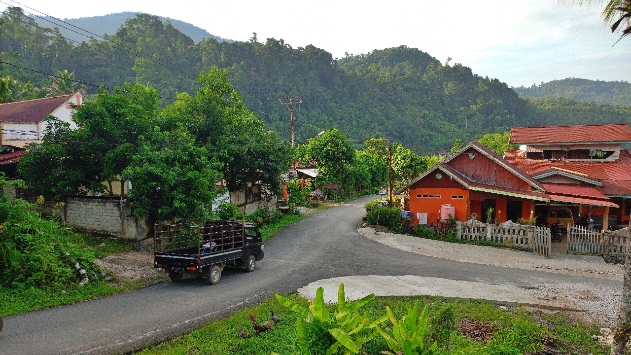 PENGASPALAN : Kondisi terkini jalan Tarundungi di Kelurahan Bahontula, Kecamatan Petasia yang masuk dalam proyek pengaspalan Rp 3,9 tahun 2025.(FOTO: ILHAM NUSI/RADAR PALU).