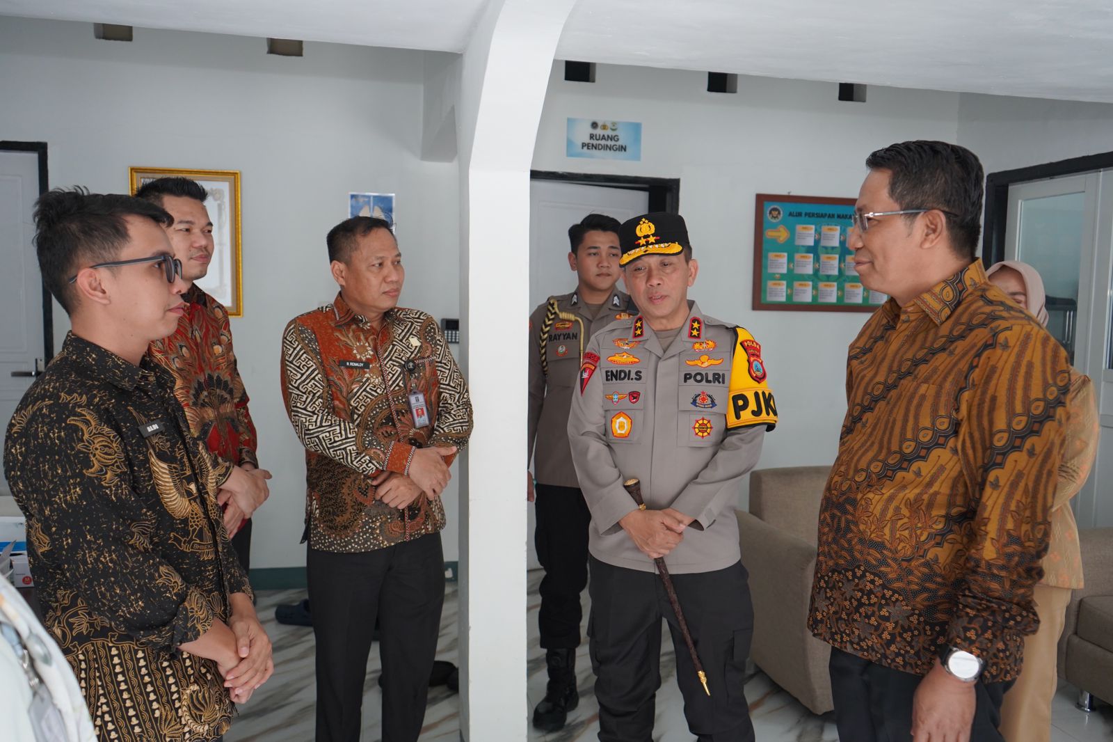 Kepala Kanwil Kemenkum Sulteng mendampingi Menteri Hukum RI meninjau layanan SPPG Polda Sulteng dalam evaluasi Program Makan Bergizi Gratis.