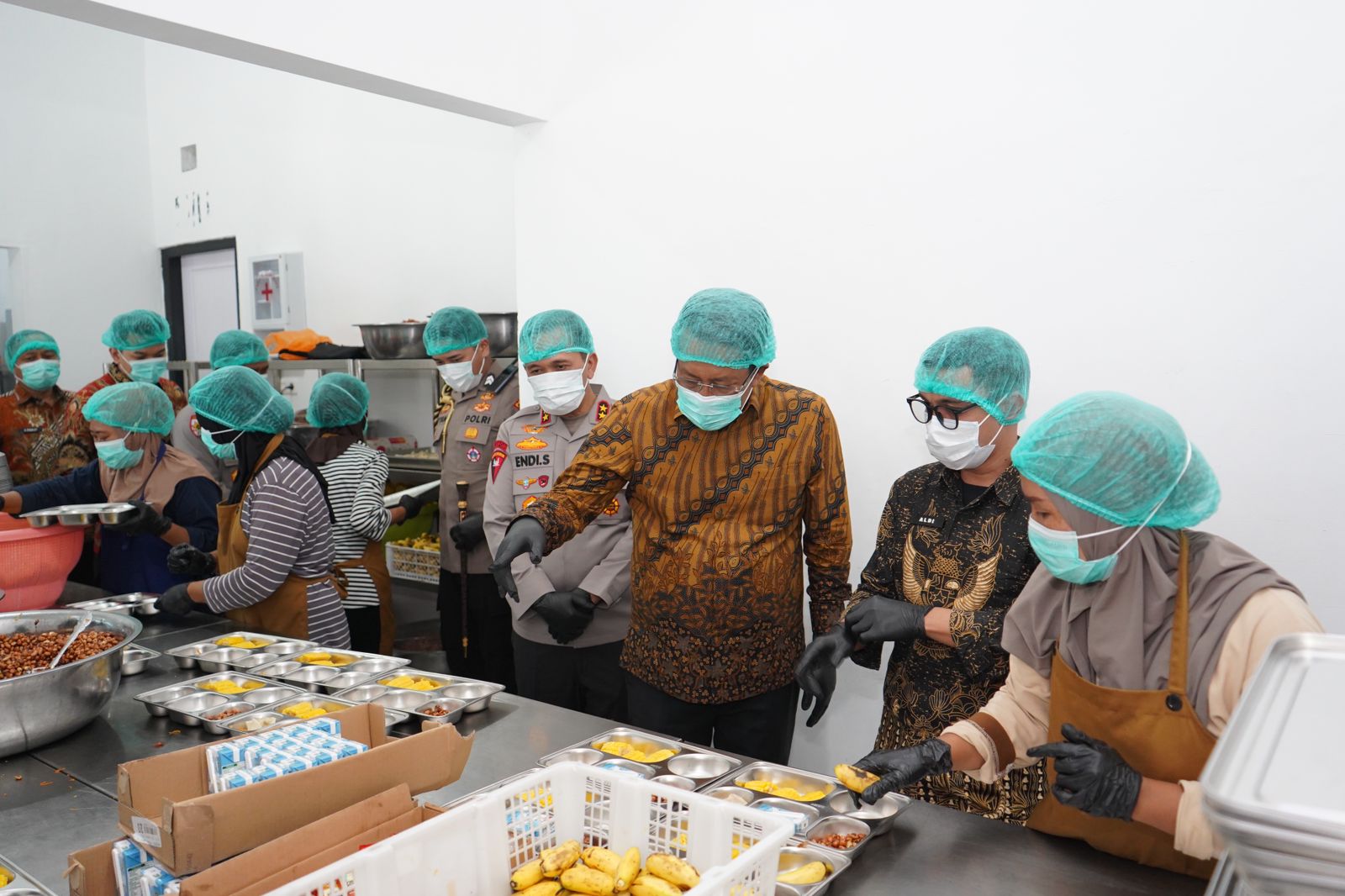 Menteri Hukum RI dan Kakanwil Kemenkum Sulteng meninjau fasilitas SPPG Polda Sulteng dalam evaluasi Program Makan Bergizi Gratis.