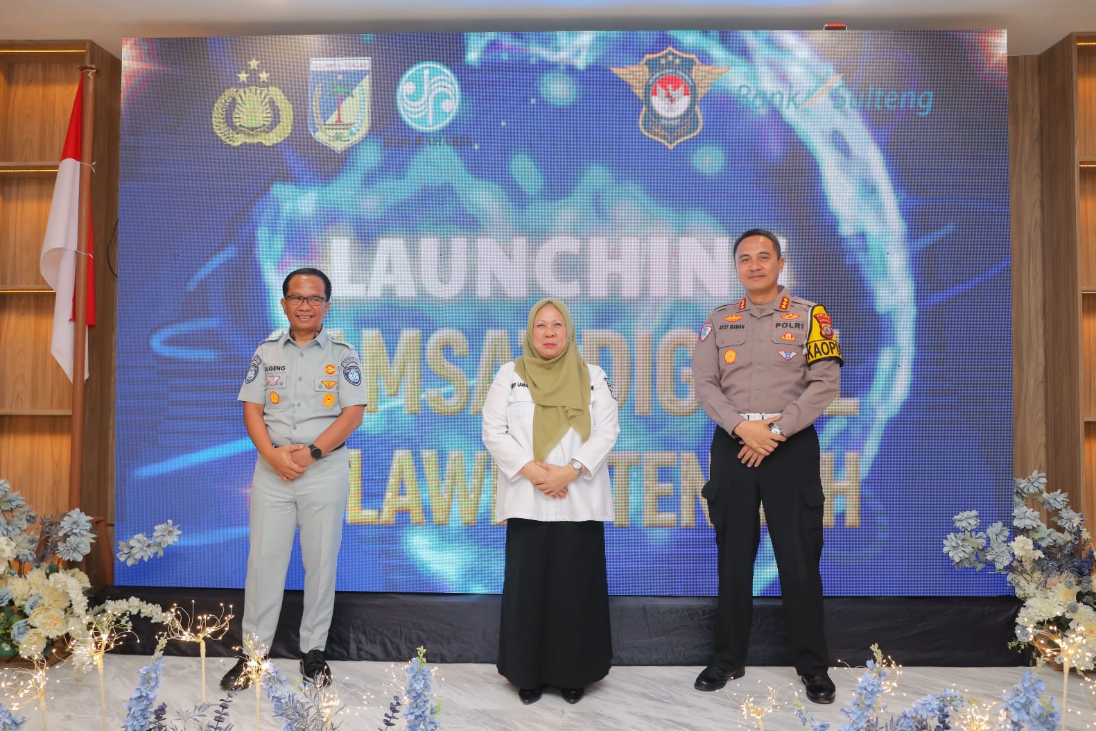 Dirlantas Polda Sulteng, Kombes Pol Atot Irawan, Wakil Gubernur Sulteng, dr Reny A Lamadjido, dan Kepala  Wilayah PT Jasa Raharja, Sugeng Hariadi meresmikan Samsat Digital layanan drive-thru.