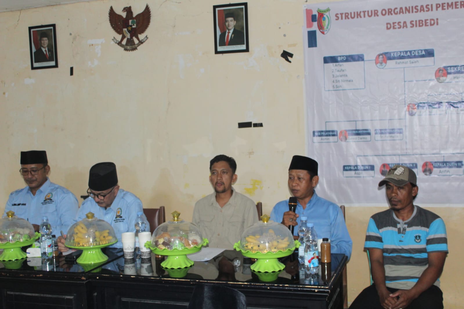 Prof. Zainal Abidin bersama pengurus FKUB Sulteng saat sosialisasi moderasi beragama di Desa Sibedi, Sigi.