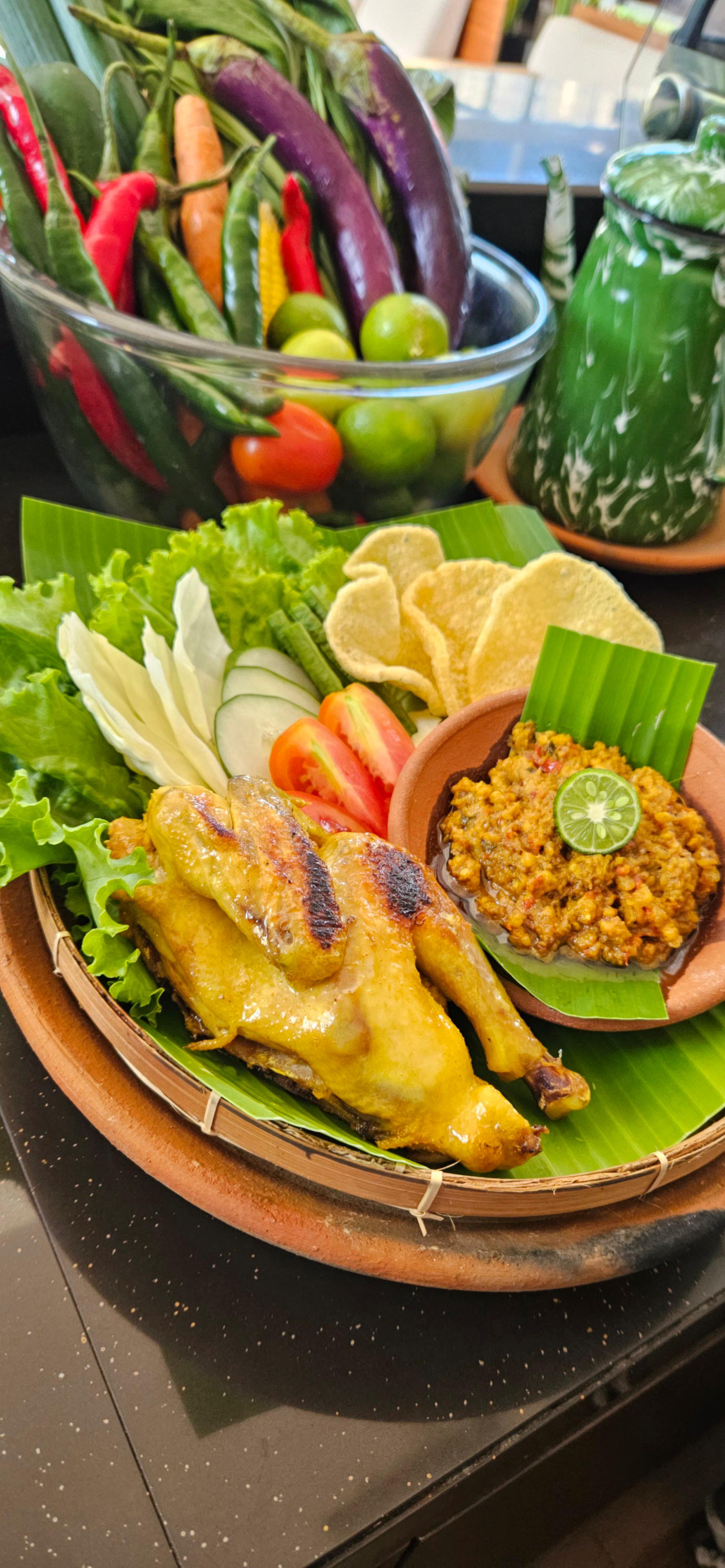 Hotel Santika Palu merilis tiga menu baru, Cili Kicap Bawal Goreng, Ayam Bakar Iloni, dan minuman Pink Octo untuk menyambut Natal dan Tahun Baru.