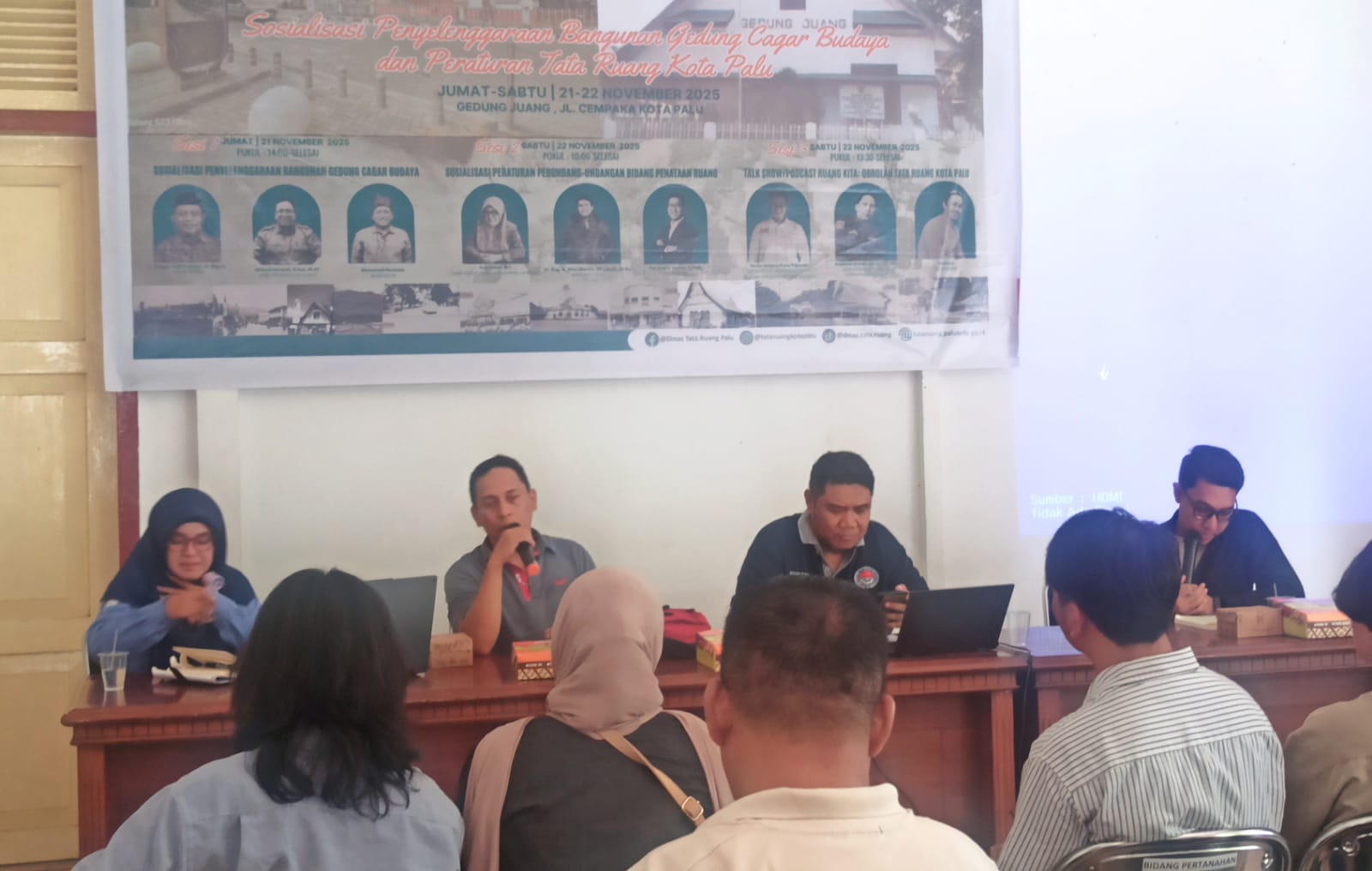 Kepala Dinas Penataan Ruang dan Pertanahan Kota Palu bersama narasumber memaparkan kebijakan penataan ruang berbasis mitigasi bencana dalam kegiatan sosialisasi di Gedung Juang.