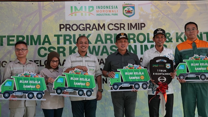 Perwakilan PT IMIP menyerahkan delapan kontainer dan satu truk arm roll kepada Pemerintah Desa Labota sebagai penguatan armada kebersihan di Kecamatan Bahodopi, Morowali.