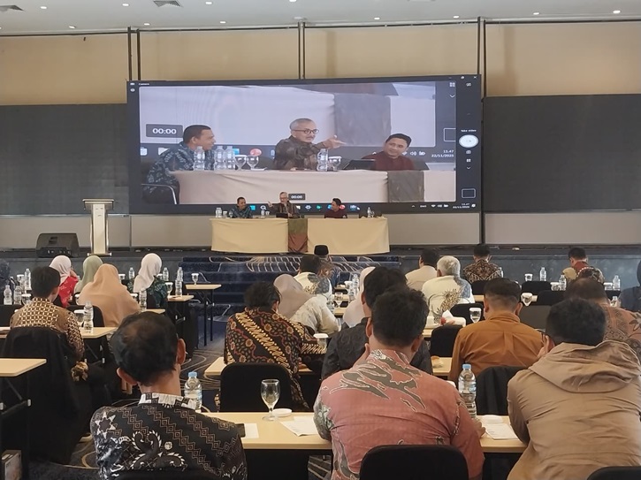 Prof. Dr. KH. Zainal Abidin, M.Ag. menyampaikan materi moderasi beragama kepada staf UIN Datokarama Palu di Swiss-Belhotel, Sabtu (22/11/2025).