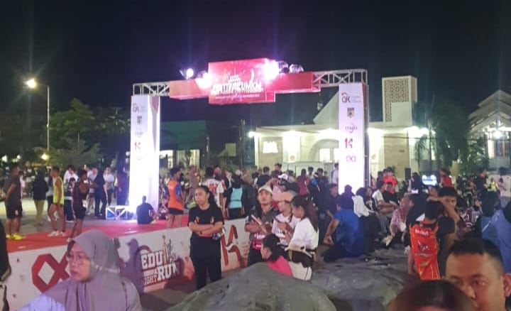 Ketua OJK Sulteng Bonny Hardi Putra melepas peserta Edu Night Run di Lapangan Vatulemo Palu, Sabtu (22/11/2025).