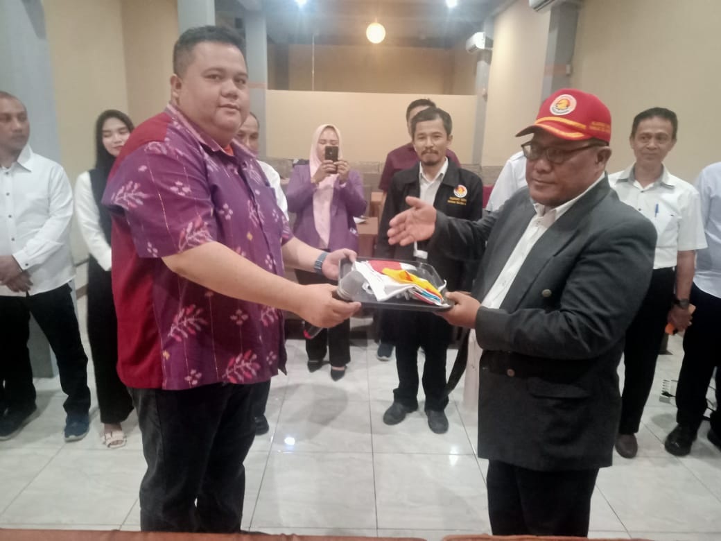 SERAHKAN : Ketua Pengprov Percasi Sulteng, Habibi Tobing menyerahkan dokumen pelantikan kepada Ketua Pengkot Percasi Kota Palu, Fredy Simon, Sabtu (22/11/2025).(FOTO: ISTIMEWA/RADAR PALU).