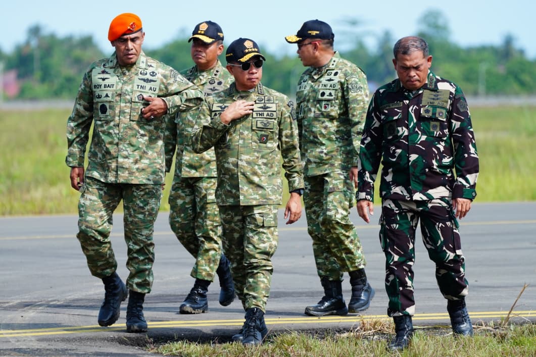 MEMANTAU PASUKAN : Panglima TNI Jenderal Agus Sibiyanto, bersama KSAD, KSAU, KSAL, memantau pasukan.(FOTO: ISTIMEWA/RADAR PALU)