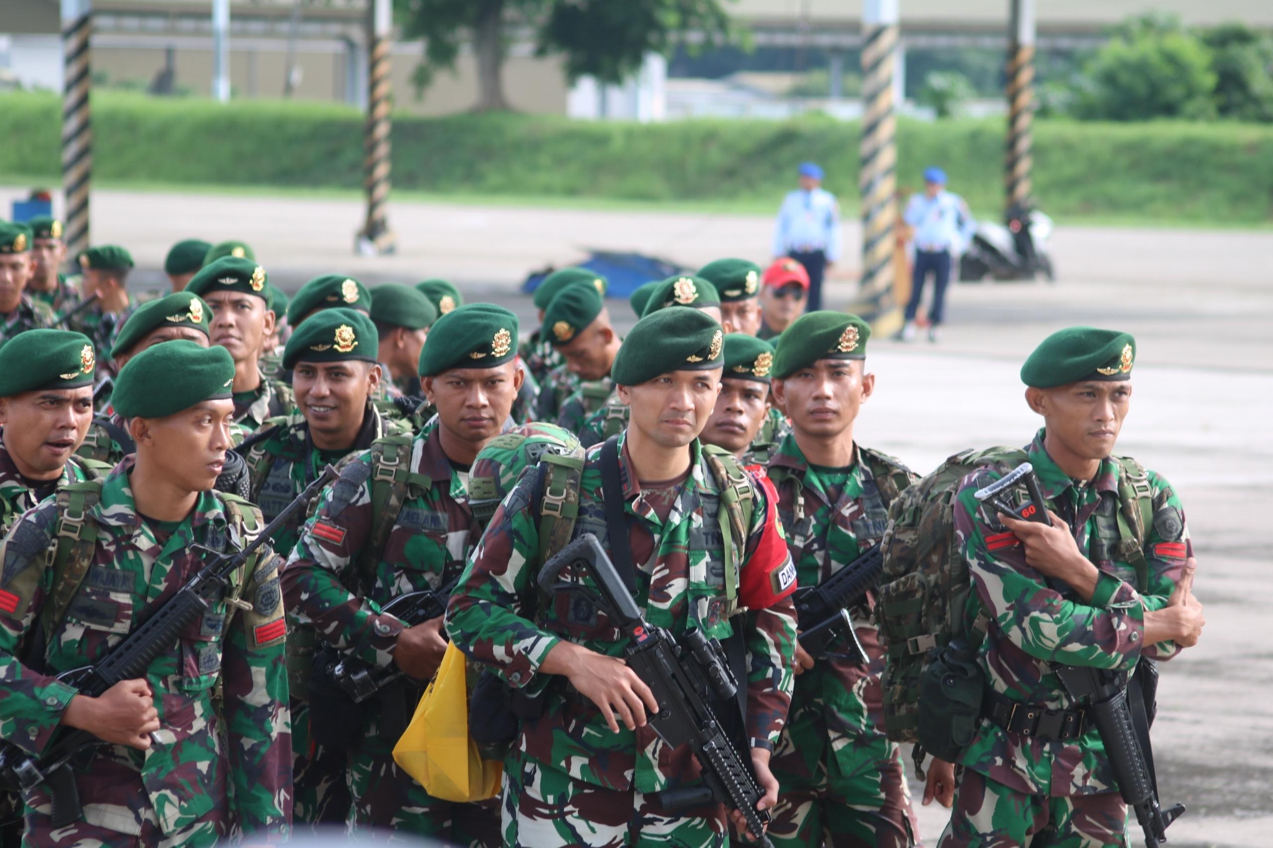 PASUKAN : Salah satu batalyon yang ikut dalam penyerbuan pasukan mengamankan objek vital nasional.(FOTO: ISTIMEWA/RADAR PALU).