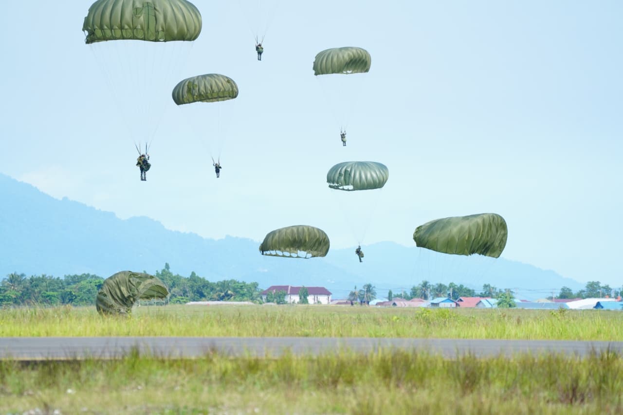 PENERJUNAN : Ratusan prajurit melakukan penerjunan OP3U, dan penerjunan pasukan Linud di latihan integrasi, Morowali, Kamis (20/11/2025).(FOTO: ISTIMEWA/RADAR PALU).