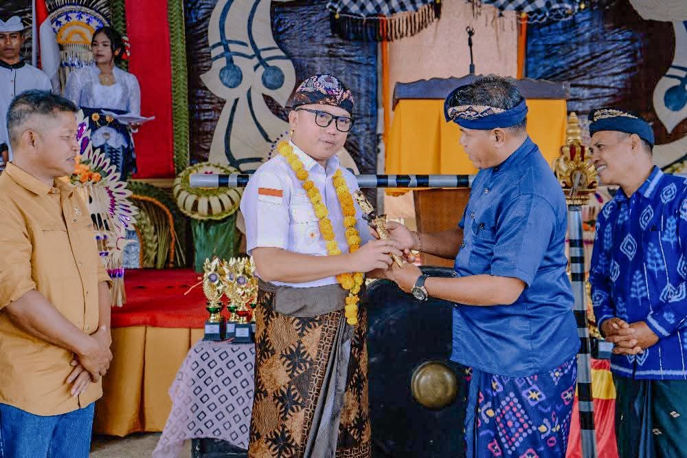 MEMBUAKA : Bupati Morut, Delis Julkarson Hehi, membuka Utsawa Dharma Gita Morut ke-7 di Desa Panca Makmur, Kecamatan Soyojaya, Sabtu (22/11/2025).(FOTO: ISTIMEWA/RADAR PALU).
