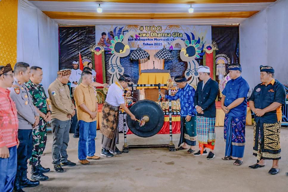 RESMI : Bupati Morut, Delis Julkarson Hehi, memukul gong tanda acara Utsawa Dharma Gita dimulakan.(FOTO: ISTIMEWA/RADAR PALU).
