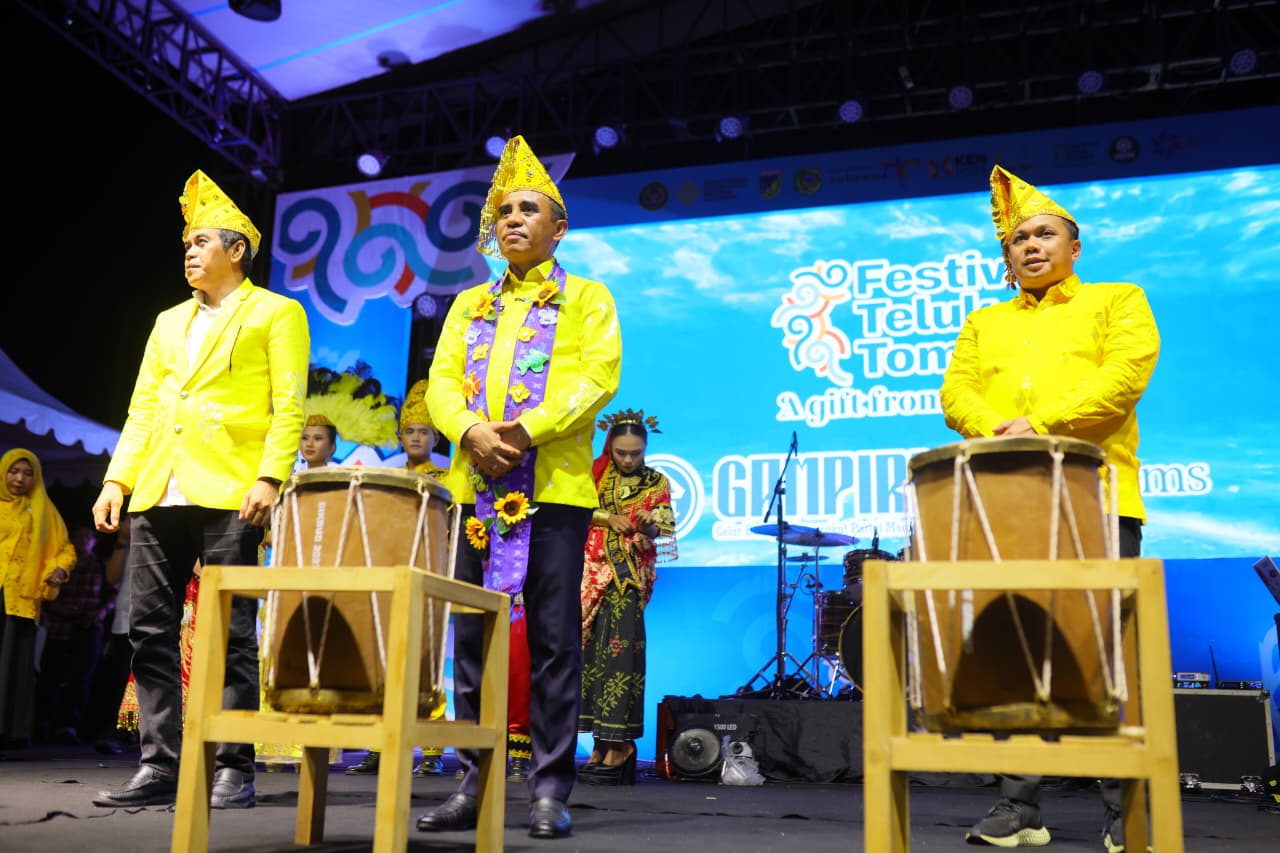MEMBUKA JALAN : Gubernur Sulteng, H. Anwar Hafid, saat menghadiri pembukaan Festival Teluk Tomini Parimo, Kamis (20/11/2025).(FOTO: ISTIMEWA/RADAR PALU).