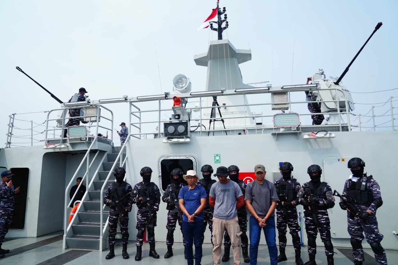 KERAHKAN : TNI AL mengerahkan dua kapal perang, KRI Bung Hatta 370 dan KRI Panah-626, mendukung latihan integrasi TNI di perairan Morowali, Kamis (20/11/2025).(FOTO: SUPRIYONO/RADAR PALU).